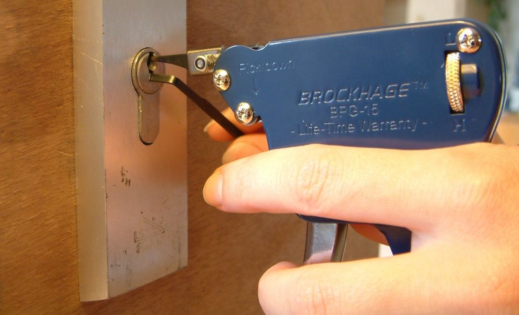 persona abriendo una puerta con una ganzua